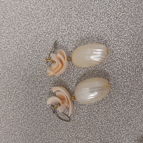 Hawaiian Style Pale Pink Shell Necklace and Matching Earrings - Picture 13 of 16